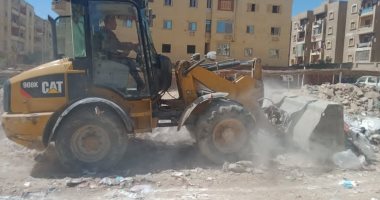 رفع 150 طن مخلفات من أراضى فضاء بهضبة الأهرام وحملات لضبط التوك توك.. صور