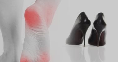 أضرار الأحذية الضيقة.. أبرزها الشعور بآلام وتقرحات القدمين