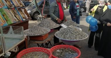 عمرك أكلت أم الخلول والبكلويز.. جولة داخل أقدم أسواق بورسعيد.. فيديو وصور