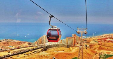 إقبال على المنتجعات السياحية بالعين السخنة بعد ارتفاع درجات الحرارة.. صور