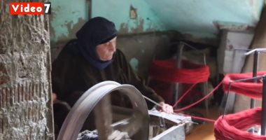 الست «مديحة» إيدها تتلف فى حرير.. 60 سنة فى صناعة الكليم (فيديو)