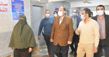 محافظ أسيوط يطمئن على توافر الأدوية والأطباء بمركز تطعيم لقاح كورونا