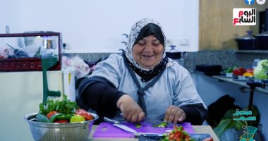 ملكة التروسيكل.. "محروسة" شغالة بالعكاز وبتصرف على جوزها المريض وولادها
