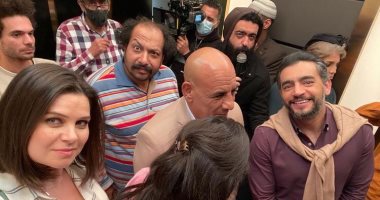 يسرا اللوزى تنشر صورة من أسانسير "بين السما والأرض" وتعلق: يا رب يعجبكم