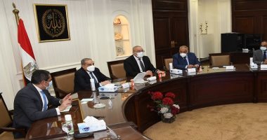 وزيرا الإنتاج الحربى والإسكان يبحثان إجراءات التصنيع المحلى لمستلزمات "حياة كريمة" 