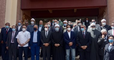 محافظ جنوب سيناء و6 وزراء يضعون إكليل زهور على نصب الجندى المجهول بالطور