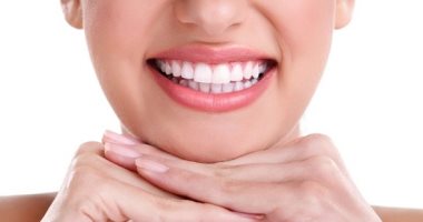 وصفات طبيعية لتنظيف الأسنان بسهولة وأمان.. قشر البرتقال والموز الأسهل
