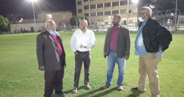 رئيس أسوان يتابع أعمال الصيانة في ملعب الفريق استعدادا لاستقبال المباريات