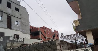 أسلاك جهد عال تهدد حياة المارة بعزبة الثمانين بالشرقية.. ومجلس المدينة يستجيب