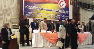 نقابة البيطريين فى دمياط تكرم 12 أما مثالية و20 من المحالين للمعاش.. صور