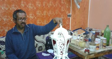"مصطفى" ملك "الأركت" تحدى إعاقته واحترف صناعة التحف وفوانيس رمضان.. صور