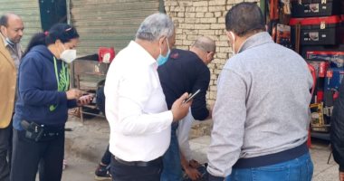 حى الأزبكية يشن حملة مكبرة لرفع الإشغالات وطلاء الأرصفة.. صور