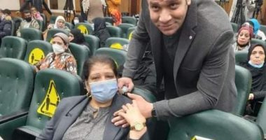 الأم المثالية بالأقصر.. "هناء" 27 سنة كفاح مع أبنائها فأصبحا طبيبين