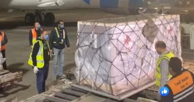 مطار القاهرة يستقبل 300 ألف جرعة من لقاح كورونا الصينى.. صور