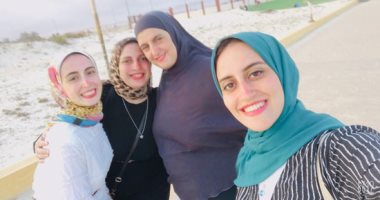رحلة صبر.. "صبحية" ربت 3 بنات يتيمات وفازت بالأم المثالية فى الغربية.. وتؤكد: وقفت بجوار زوجى 14 عاما فى رحلة مرضه مع الفشل الكلوى حتى توفاه الله منذ 13 عاما.. وعملت فى تربية الطيور وأدخلت بناتى كليات القمة