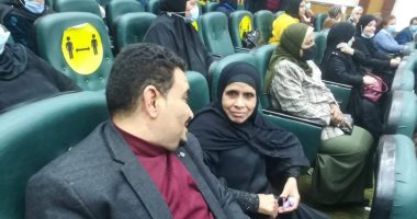 قصة كفاح أم قنا المثالية.. كانت الأب والأم بعد وفاة زوجها فى حادث منذ 35 عاما.. أنشأت مشروع بيع الدواجن لتربية أبنائها.. وحصدت شقاء السنوات بتعليمها ضَابطًا ومُعلما.. وأولادها: نشكر الرئيس على دعمه للمرأة.. صور