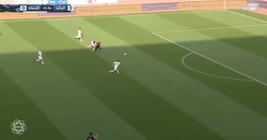 أحمد حجازي يغيب عن ديربي الهلال بعد طرده فى مباراة الاتحاد ضد الرائد.. فيديو