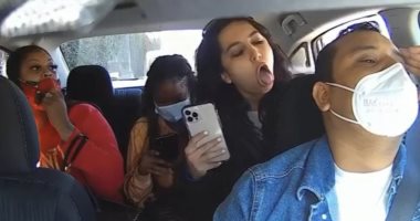 أمريكية تعتدى على سائق أجرة وتعطس فى وجهه لمطالبتها بارتداء الكمامة.. فيديو