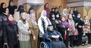 قصة كفاح الأم المثالية لبورسعيد.. "سميرة" والدة مهندس وأستاذة جامعية وتعول ابنة معاقة ذهنية.. وتؤكد: كان نفسي أقابل الرئيس وحلمى هيتحقق.. وابنتها: تقدمت بأوراق والدتى للمسابقة ولم تكن تعلم