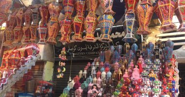 المحال بالإسماعيلية تبدأ الاستعدادات لرمضان بالفوانيس والزينة.. الإقبال أكبر من العام الماضى وانخفاض الأسعار.. فانوس محمد صلاح الأكثر مبيعًا.. والفوانيس الخشب تنافس الخيامية والخرز بأسعار وأحجام مختلفة.. صور