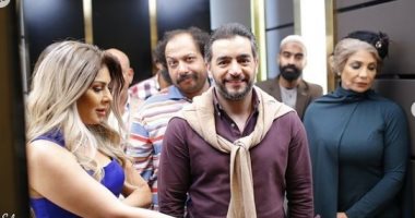 هانى سلامة ونجوم مسلسل "بين السما والأرض" فى صور جديدة من كواليس العمل