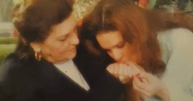 "وحشتيني يا حتة من روحى".. يسرا توجه رسالة مؤثرة لوالدتها فى عيد الأم