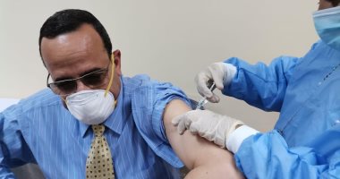 محافظ شمال سيناء يتلقى لقاح فيروس كورونا