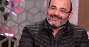 أيمن بهجت قمر يروى موقفا جمعه بوالدته فى كواليس أغنية "هى الدنيا"