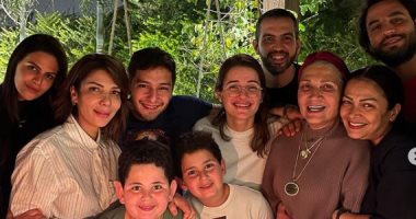 أصالة تحتفل بعيد ميلاد والدتها بصحبة أبنائها وشقيقها.. فيديو وصور
