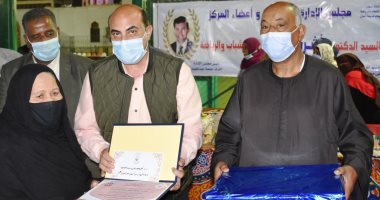 محافظ أسوان يكرم 14 من أمهات الشهداء والرئدات بمناسبة عيد الأم‎