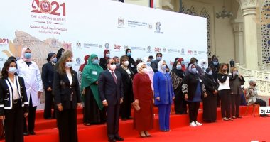 الرئيس السيسى والسيدة قرينته يلتقطان صورا تذكارية مع الأمهات المثاليات