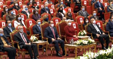 الرئيس السيسي يشهد احتفالية تكريم المرأة المصرية.. هالة السعيد: 30% من شهداء الأطقم الطبية بجائحة كورونا سيدات.. نيفين القباج: 14.3 مليون فرد يستفيد من تكافل وكرامة.. ومايا مرسى تعلن تغيير شعار "القومى للمرأة"