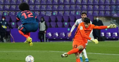 ياسين بونو يدخل تاريخ إشبيلية بعد هدفه في بلد الوليد بالدوري الإسباني.. فيديو