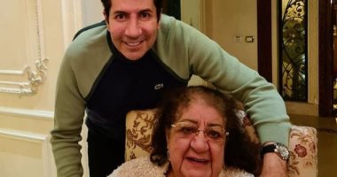 هانى رمزي ونرمين الفقى وهالة صدقى يحتفلون بعيد الأم بصور من دولاب الذكريات