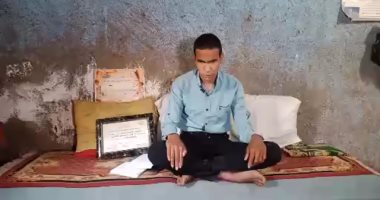 الكفيف المبدع.. صوت ماسي في قراءة القرآن وهكذا يرد الجميل لأمه المكافحة