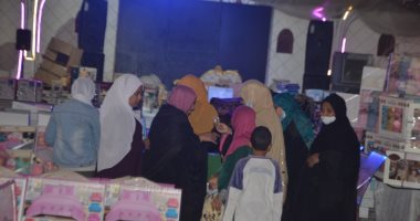 إقبال أهالى الأقصر على المعارض والمحال لشراء هدايا "عيد الأم".. صور
