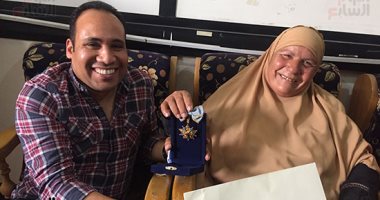 فاطمة الوروارى الأم المثالية على الجمهورية.. سيدة المستحيل ربت أبناءها من عرق "شغل الفاعل".. عملت فى الزراعة والبناء وسائقة سيارة وجرار زراعى.. محت أمية 300 من أهل قريتها.. وتبرعت لبناء مسجد ومدرسة.. فيديو وصور