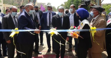 رئيس جامعة المنيا والمحافظ يفتتحان معرض الزهور بالمشتل التعليمى .. صور