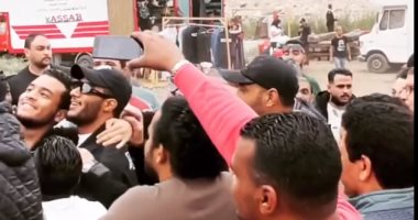 الجماهير تلتف حول محمد رمضان أثناء تصوير أحد مشاهد مسلسل موسى بالإسكندرية.. فيديو