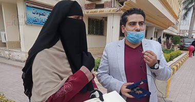 قصة كفاح الأم المثالية الثانية على مستوى الجمهورية.. هربت من أهلها لتتبرع بكليتها لزوجها الراحل.. عملت فى بيع الأسماك والرنجة بالأسواق للإنفاق على أبنائها.. وحصدت ثمار الكفاح بابن طبيب وآخر مهندس.. فيديو وصور