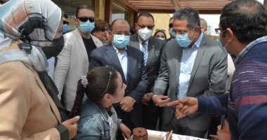 وزير الآثار يوزع كمامات على الأطفال خلال زيارة معرض تراثى بالشرقية.. صور