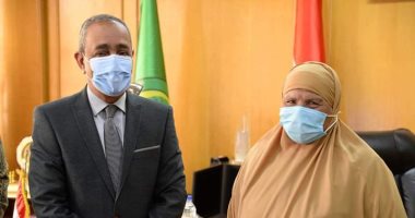 محافظ الإسماعيلية يستقبل الأم المثالية الأولى على مستوى الجمهورية لتهنئتها.. صور