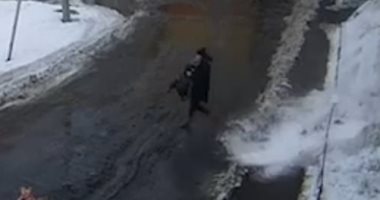 أم تنقذ ابنها بعد سقوط كتلة جليدية من مبنى شاهق بروسيا.. فيديو وصور