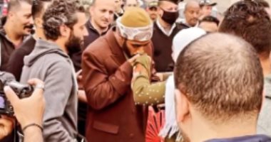 محمد رمضان يقبل يد معجبة بعد بكائها أثناء لقائه فى كواليس "موسى"..فيديو وصور