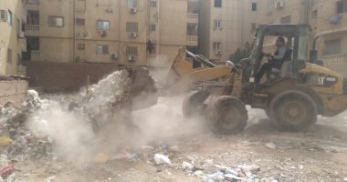 محافظة الجيزة ترفع 70 طن مخلفات من حدائق الأهرام.. صور