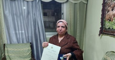 الأم المثالية بالإسكندرية.. أرملة وهى عندها 25 سنة واشتغلت خياطة عشان تربى 3 أولاد.. فيديو لايف 