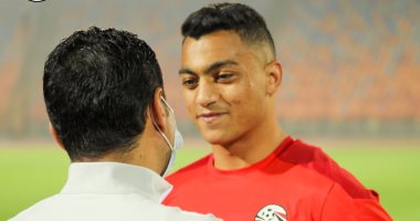 المنتخب يُسلم مصطفى محمد جواز السفر الجديد قبل السفر إلى كينيا