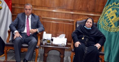 محافظ القليوبية خلال استقباله الأم المثالية: رمز للعطاء والكفاح.. صور