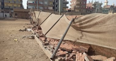 انهيار سور ملعب بمركز شباب صهرجت الصغرى في الدقهلية بسبب سرعة الرياح.. صور