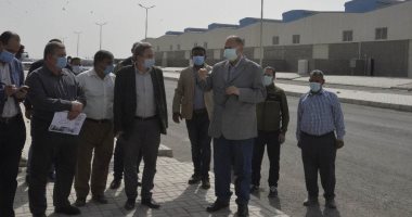توصيل مرافق وإنهاء رصف مجمع الصناعات المتوسطة بمنطقة عرب العوامر فى أسيوط